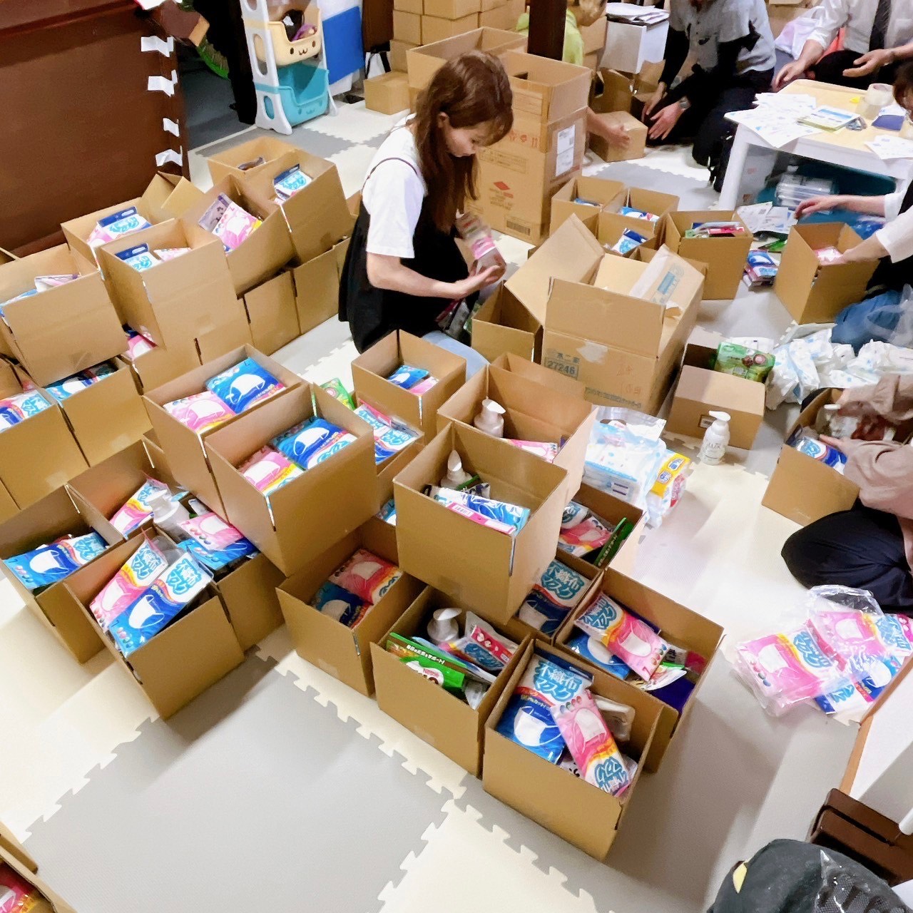 ひとり親支援の物品詰めの様子